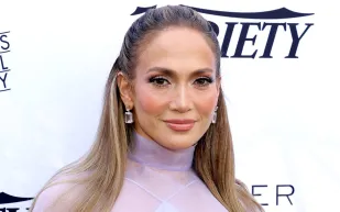 لماذا أصبح حضور جينيفر لوبيز الحدث الأبرز في زفاف ابنة الملياردير مانتينا؟ (فيديو)