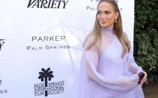 كم حصلت جينيفر لوبيز لقاء إحياء زفاف المليارديرين في الهند؟