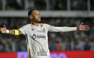 نيمار يتحدى الإصابة ويسحر جمهور سانتوس بفوز ساحق (فيديو)