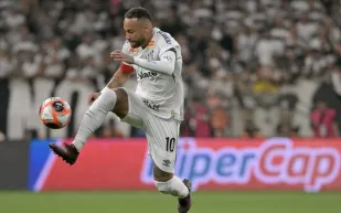 نيمار يرفع ذراعيه غاضبًا.. زملاؤه يرفضون تنفيذ تعليماته في المباراة (فيديو)