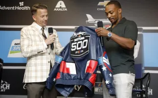 ديزني تراهن على كابتن أمريكا الجديد في سباق جوائز 2025 (فيديو)