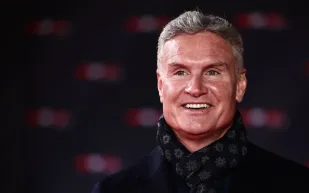 مهارة لا تُصدق: سائق فورمولا 1 يلتقط كرة غولف بسرعة 180 ميلاً! (فيديو)