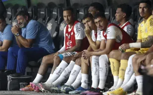 نيمار يكرر لقطة فينيسيوس المثيرة للجدل بعد استبداله أمام فلامنغو (فيديو)