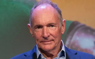 مخترع الإنترنت: علينا إنقاذ الويب من قبضة الشركات الكبرى.. والذكاء الاصطناعي فرصة