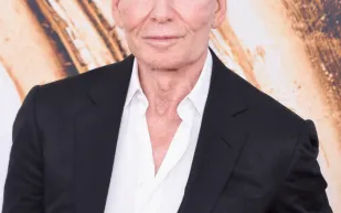 في عيد ميلاده الـ 82.. كم تبلغ ثروة مصمم الأزياء الشهير كالفن كلاين؟