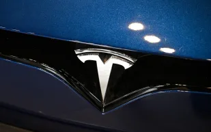  تسلا تكشف السر وراء شعارها الشهير "T"