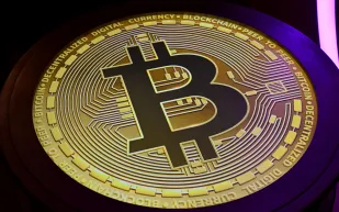 تراجع حاد في بيتكوين يثير مخاوف المستثمرين من مستقبل العملات الرقمية