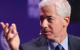 الملياردير الأمريكي بيل آكمان يتعرض لسخرية لاذعة بعد نصيحته للقاء شريك الحياة