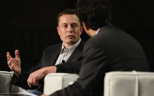 قيادة بلا يدين.. ولا وعي؟ تصريح جديد من ماسك يشعل الجدل حول تيسلا