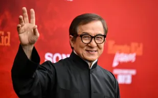 جاكي شان الخفي.. أسرار واعترافات بالندم وراء نجم الأكشن