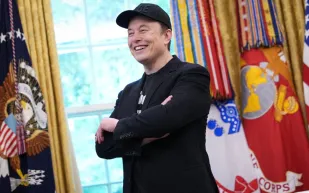 لماذا سخر إيلون ماسك من جيف بيزوس مجددًا؟