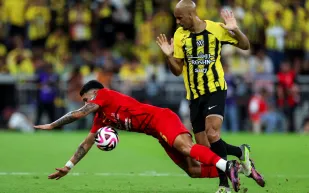 اللقطة التي أشعلت دوري روشن... هل يُلغى طرد فابينيو قبل ديربي الاتحاد والأهلي؟ (فيديو)