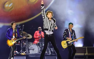 غيتارات وسترات رولينج ستونز تُعرض في مزاد بقيمة 1.3 مليون دولار