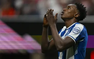 توتنهام يراقب سامو أغيهوا وعرض إنجليزي ضخم لمكتوميناي (فيديو)