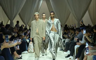 إمبوريو أرماني يدمج عروض الأزياء الرجالية مع النسائية بدءًا من خريف 2026