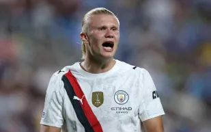 هالاند يحتفل بجائزة أفضل لاعب بعد ثنائية في فوز السيتي على بورنموث (فيديو)