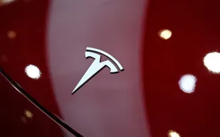 ماذا يحدث لـ"تسلا موديل 3" عند تركها في البرد القارس لمدة يومين وتوصيلها بالشاحن؟ (فيديو)