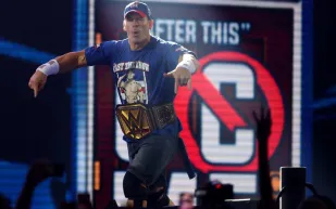 من المنافسة إلى الوحدة.. جون سينا و سي إم بانك يجتمعان في مشهد مؤثر (فيديو)