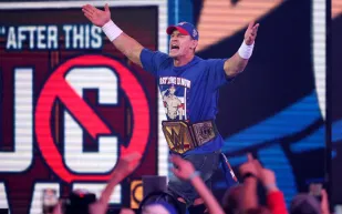 قبل الاعتزال.. سينا يخطف الأضواء مجددًا في عرض WWE Raw (فيديو)