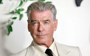 بيرس بروسنان يلمح إلى عودته المرتقبة في عالم جيمس بوند