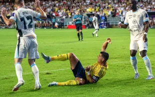 خطأ تحكيمي في ركلة جزاء النصر أمام نيوم يثير جدلاً واسعًا (فيديو)