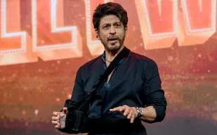 شاروخان.. قصة نجاح بوليوودية وثروة تذهل العالم 