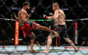  والدو كورتيس أكوستا يحول "ضربة العين" إلى انتصار قاسٍ في UFC
