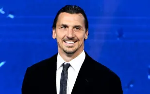 إبراهيموفيتش يستعرض أسطول سياراته الفاخرة من فيراري بقيمة 10 ملايين دولار