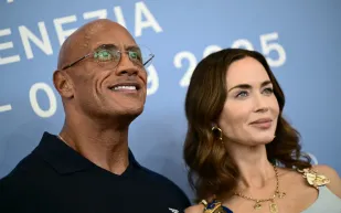 ماذا قالت إميلي بلانت عن أداء دواين جونسون في "The Smashing Machine"؟