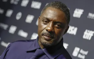 لماذا لا يتخلى إدريس إلبا عن تمارين القرفصاء؟.. تعرّف على سر لياقته