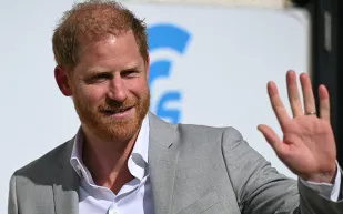 الأمير هاري يرد على اتهامات "خطف الأضواء" من شقيقه ويليام