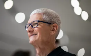 بعد شائعات التغيير: تقرير جديد يكشف عن استقرار قيادة تيم كوك في آبل