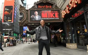 "ابق في الحلبة".. مايك تايسون يحذر فيوري من الاعتزال المبكر