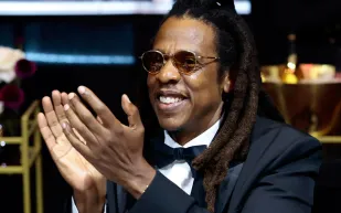 ساعة باتيك فيليب نادرة تتصدر المشهد مع جاي زي.. ما الذي يميزها؟