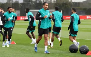 مانشستر سيتي يستقبل ليفربول في قمة مثيرة.. تعرف على تشكيل الفريقين