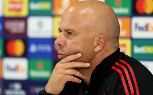 أرني سلوت يواجه شائعات الإقالة ويركز على إعادة الانتصارات للريدز