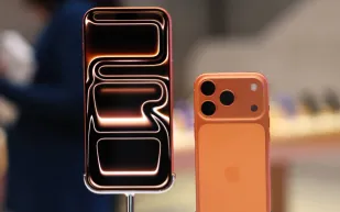 آبل تُبهر الجمهور بإعلان عيد الميلاد المصور بالكامل على آيفون 17 برو (فيديو)