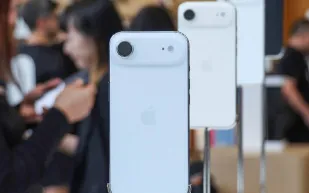 "آبل" تُعيد التفكير في أخفّ وأنحف "آيفون" بتاريخها