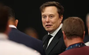 إيلون ماسك يسخر من جيف بيزوس