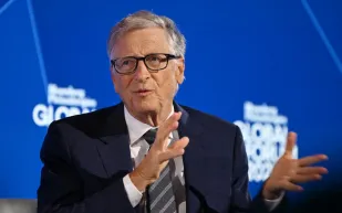  كيف فقد بيل غيتس ترتيبه بين أغنى 10 مليارديرات في 2025؟