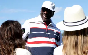 مايكل جوردان يتألق بساعة تجمع بين القوة والأناقة في إصدار محدود