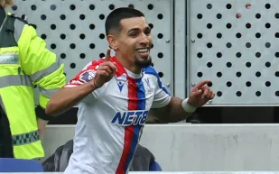 بديل حكيمي المطلوب.. برشلونة وباريس سان جيرمان يتنافسان على نجم كريستال بالاس