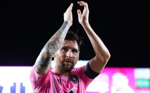 لقطة ميسي مع والدته تخطف الأنظار في الدوري الأمريكي | شاهد