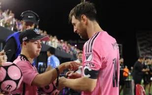 لقطة رومانسية لزوجين تتحول إلى تريند بسبب مرور ميسي في الخلفية (فيديو)