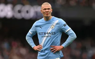 في لقطة طريفة.. هالاند وفودين يحتفلان بتناول تفاحة أمام ليفربول (فيديو)