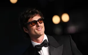  من "Euphoria" إلى الحملات الفاخرة.. كم تبلغ ثروة جاكوب إلوردي؟