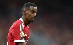 قرار مفاجئ لإيزاك بعد انتقاله..  ما الذي يخيف نجم ليفربول؟