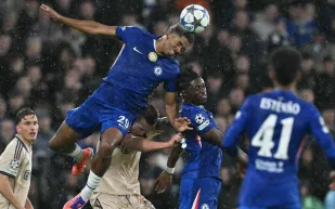 نجم تشيلسي يواجه عقوبة قاسية بسبب القيادة المتهورة في بريطانيا (فيديو)