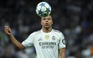 بتوقيع المدير الإبداعي لديور جوناثان أندرسون.. تفاصيل بدلة مبابي في حفل الحذاء الذهبي