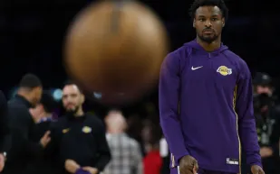 كيف أثرت أزياء مسلسل "الأمير الطازج" على ذوق ليبرون جيمس؟